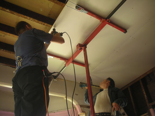 Putting up ceiling pieces