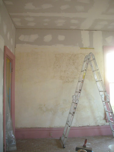 Cleaning the plaster wall